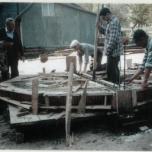 Виготовлення опалубки для заливку Хреста. Квітень 1998 р. Б.