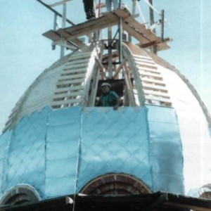 Покриття маківки бляхою. Червень 1999 р. Б.